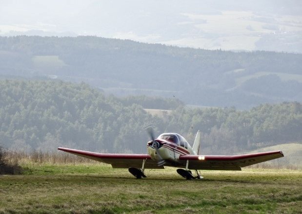 Fly-in at LFKK with Mont Aiguille beyond