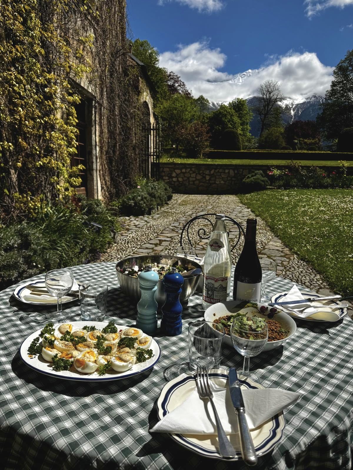 Al fresco dining in the gardens